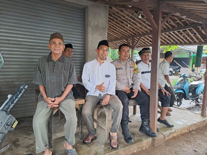 
					Bhabinkamtibmas Kelurahan Pondok Benda Hadiri Takziah, Perkuat Sinergi dengan Warga