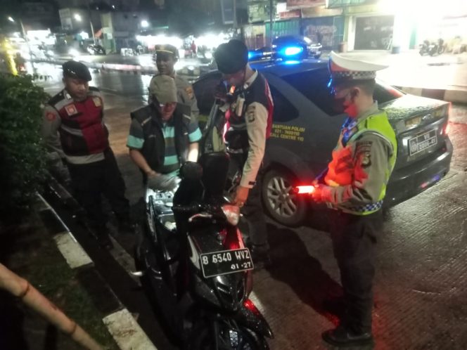 
					Polsek Pamulang Gelar Operasi Cipkon untuk Ciptakan Keamanan