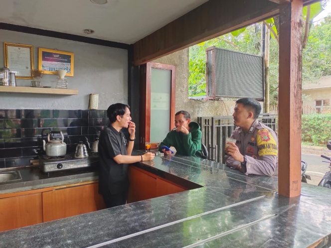 
					Bhabinkamtibmas Kel. Buaran Sambangi Barista Kebun Latte, Berikan Himbauan Kamtibmas