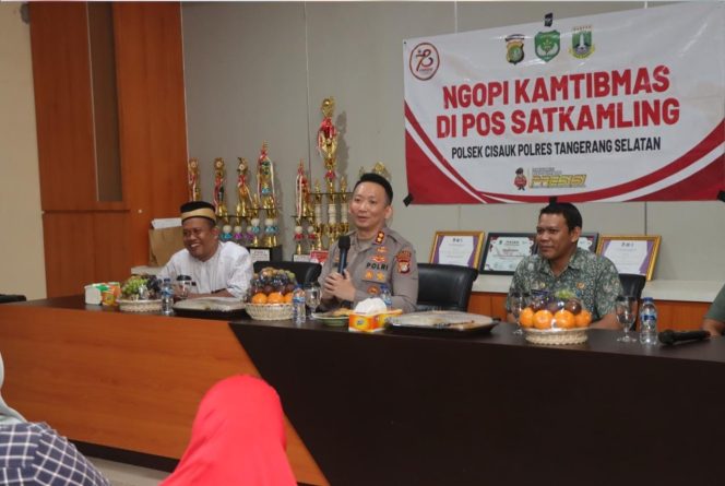
					Ngopi Kamtibmas, Kapolres Tangsel Ajak Warga di Desa Cibogo Perangi Narkoba dan Tawuran
