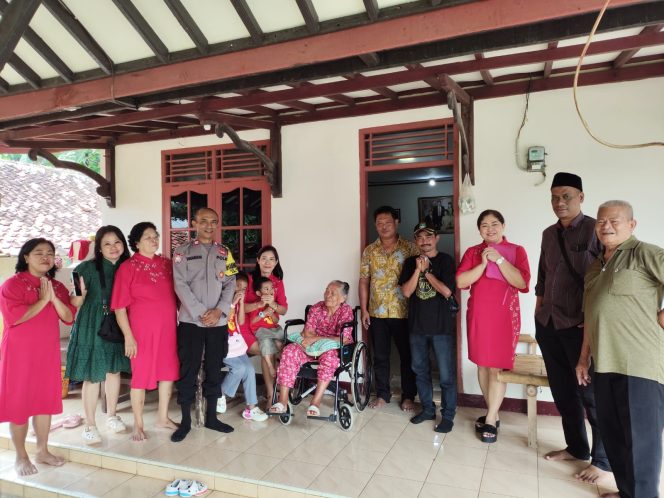 
					Bhabinkamtibmas Desa Suradita Sambangi Warga Rayakan Imlek, Perkuat Kebersamaan