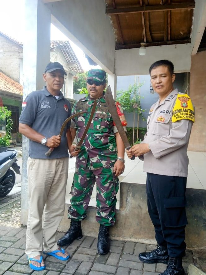 
					Warga Serua Indah Serahkan Senjata Tajam ke Bhabinkamtibmas untuk Cegah Tawuran