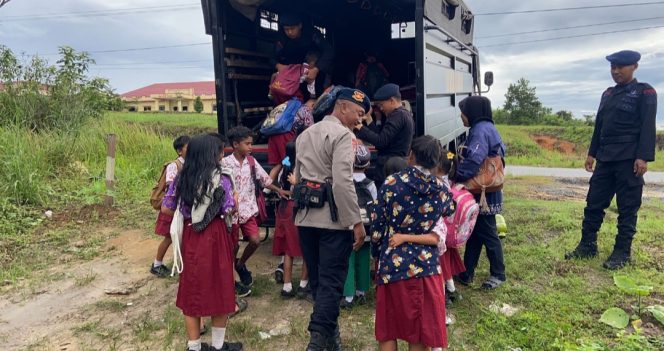 
					Bus Mogok di Jalan, Personel Brimob Kalteng Tanggap Bantu Antar Pelajar ke Sekolah