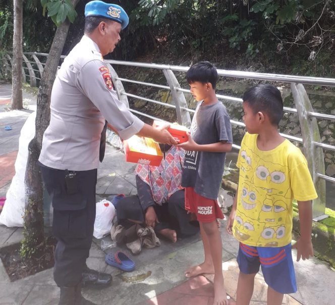 
					Jumat Berkah, Propam Polres Tangerang Selatan Bagikan Makanan