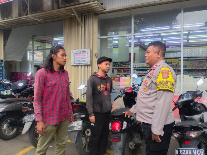 
					Tingkatkan Kewaspadaan, Bhabinkamtibmas Sambangi Parkiran Minimarket