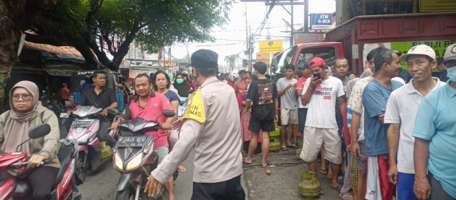 
					Atasi Kemacetan Akibat Antrean Gas Elpiji, Bhabinkamtibmas Rempoa Lakukan Pengaturan Lalu Lintas