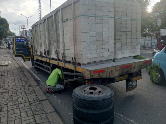 
					Personel Polsek Ciputat Timur Atur Lalu Lintas di JL. Ir. H. Djuanda, Antisipasi Kemacetan Akibat Truk Bermasalah