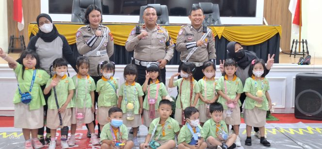 
					Satlantas Polres Tangsel Kenalkan Rambu Lalu Lintas kepada Anak TK Kidea