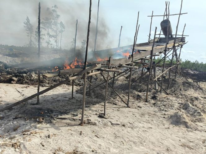 
					Polres Ketapang Bersama LPHD dan KPH Bubarkan Lokasi Pertambangan Ilegal di Tanah Desa Sungai Pelang, Matan Hilir Selatan