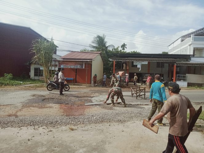 
					Polsek Benua Kayong Bersama Warga Gelar Kegiatan Gotong Royong Perbaikan Jalan Yang Berlubang