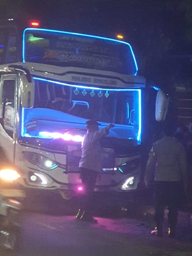 
					Polsek Ciputat Timur Atasi Kemacetan 2 KM Akibat Konvoi Bus Wisata