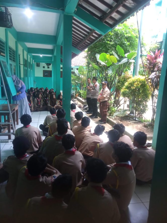 
					Sat Binmas Polres Tangsel Latih Saka Bhayangkara di SMA Plus Al-Islamiyah