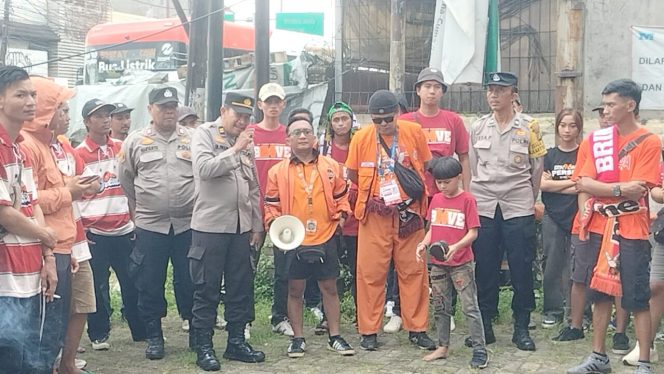 
					Ratusan Suporter The Jakmania Ciputat dan Pamulang Berangkat ke Stadion Patriot Bekasi