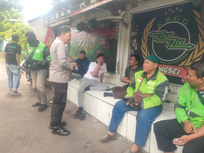 
					Kapolsubsektor Cirendeu Sambangi Pangkalan Ojek, Sampaikan Imbauan Kamtibmas
