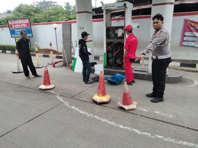 
					Mobil Xenia Out of Control, Tabrak Motor dan Tiang Pembatas di Ciputat Timur