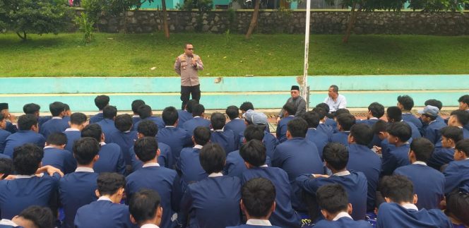 
					Cegah Tawuran! Satbinmas Polres Tangsel Ajak Siswa SMK-TI PGRI 11 Serpong Lebih Disiplin