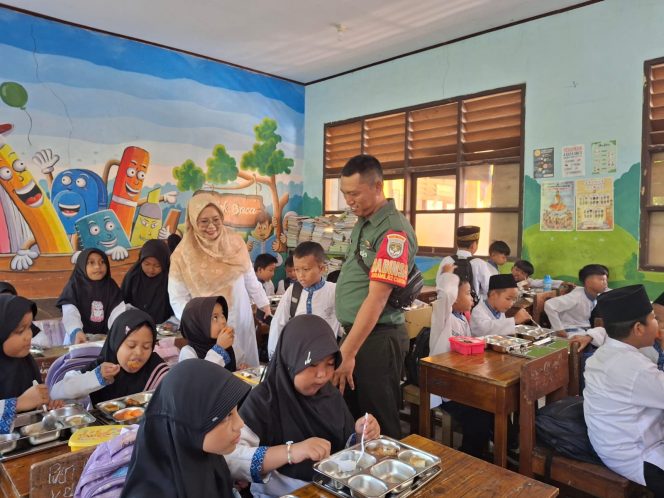 Monitoring MBG, Babinsa Koramil 02/Curug Aktif di Wilayah