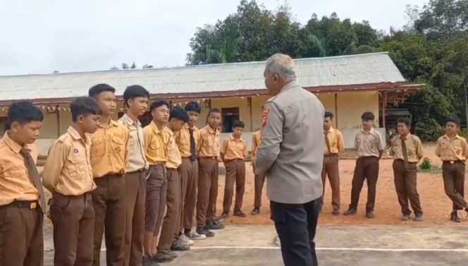 
					Polisi Mitra Sekolah, Kanit Binmas Polsek Simpang Hulu Sosialisasi Kenakalan Remaja dan Bahaya Narkoba