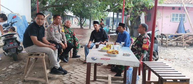 
					Perkuat Sinergi, Bhabinkamtibmas dan Babinsa Sambangi Tokoh Masyarakat di Bojongkamal