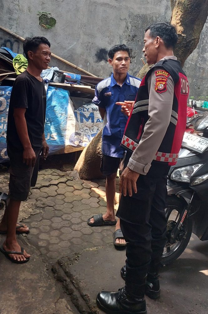 
					Personel Polsek Ciputat Timur Gelar Patroli Dialogis, Kapolsek Imbau Warga Jaga Keamanan