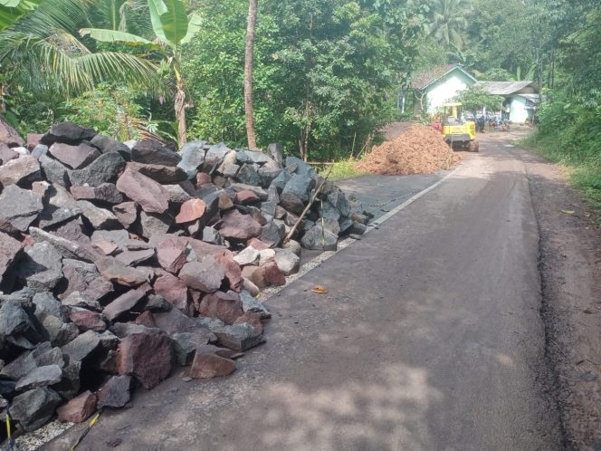 
					Di Duga Menyalahi Aturan, Proyek Pekerjaan Pembuatan Pelengkap Ruas Jalan Bojong – Cimaragas Tidak Jelas Papan Informasi Proyek dan Mengabaikan Aturan K3.