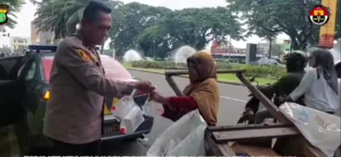 
					Kapolsek Serpong Bagikan Makan Siang untuk Warga, Wujud Kepedulian Polri