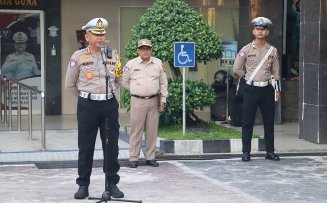 
					Jam Pimpinan Dirlantas Polda Kalteng Ingatkan Anggota: Hindari Pelanggaran, dan Tingkatkan Pelayanan Kepada Masyarakat