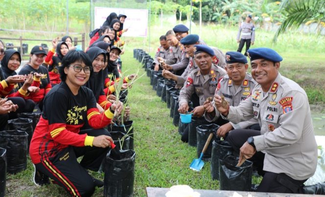 
					Dukung Asta Cita Presiden, Satbrimob Polda Kalteng Gelar Panen Jagung dan Singkong Serta Tebar Benih Ikan