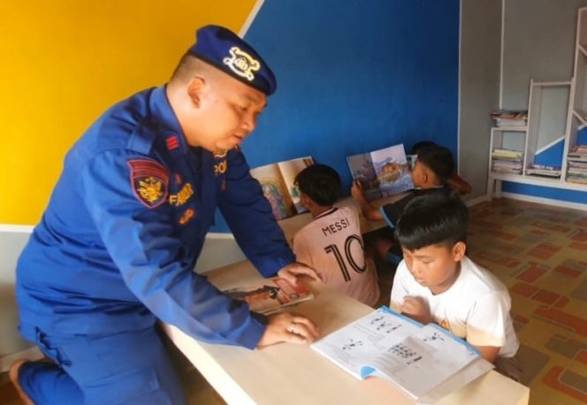 
					Ditpolairud Polda Kalteng Terima Kunjungan Siswa SD di Kapuas, Berikan Layanan Pondok Baca di KP XVIIII-2007