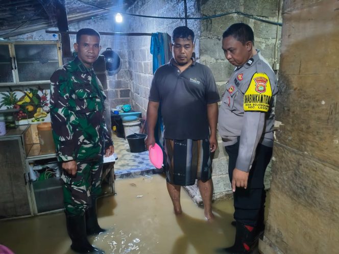 
					Banjir Kiriman Rendam Rumah Warga di Legok, Bhabinkamtibmas dan Babinsa Gerak Cepat di Lokasi