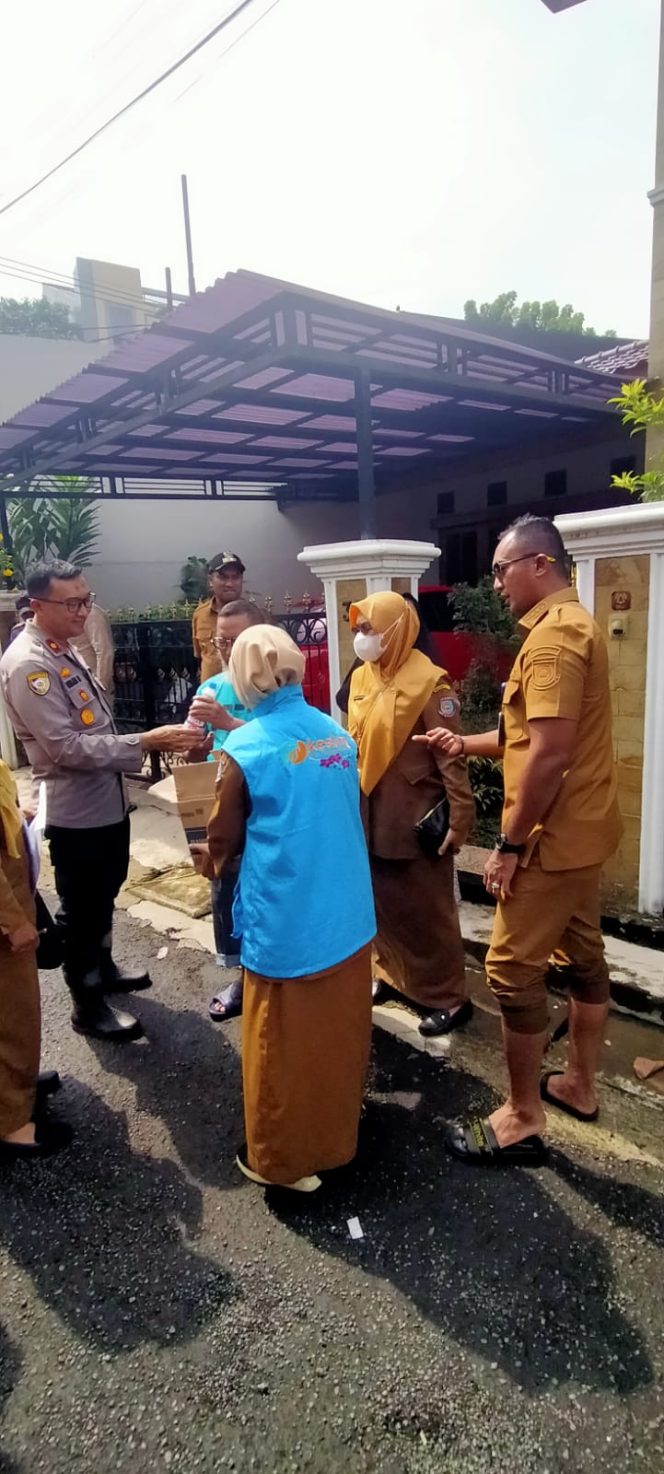 
					Kapolsek dan Camat Ciputat Timur Tinjau Wilayah Terdampak Banjir dan Longsor