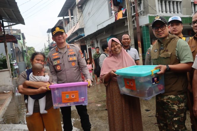 
					Kapolres Tangsel Bersama Wakil Walikota, Tinjau Lokasi Terdampak Banjir di Pondok Aren