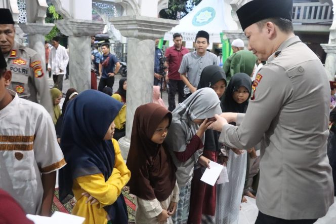 
					Polres Tangerang Selatan Berbagi Kebahagiaan di Bulan Suci Ramadhan