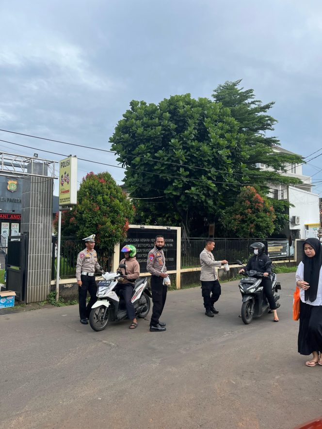 
					Polsek Pagedangan Berbagi Takjil, Wujud Kepedulian di Bulan Ramadan