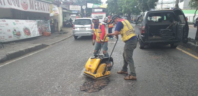 
					Lubang di Jalan Ir. H. Djuanda Ciputat Timur Diperbaiki, Polisi dan Dinas PU Tangsel Bergerak Cepat