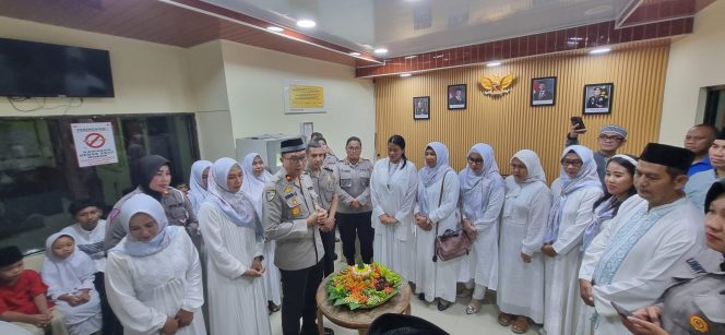 
					Polsek Ciputat Timur Gelar Tasyakuran Ruang SPKT, Potong Tumpeng, dan Doa Bersama