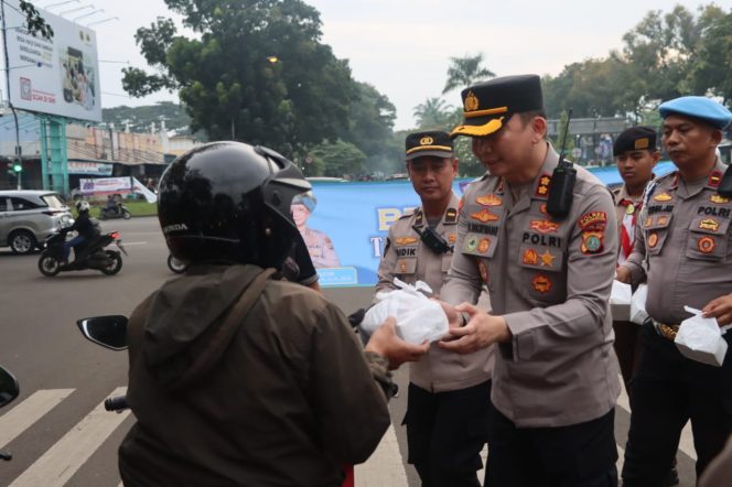 
					Polres Tangsel Bagikan Takjil Gratis Kepada Masyarakat di Jl. Promoter Serpong