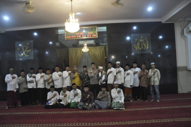 
					Kapolsek Ciputat Timur Gelar Sholat Tarawih Bersama, Ajak Masyarakat Perkuat Keamanan Lingkungan