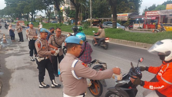 
					Peduli Sesama, Sipropam Polres Tangsel Bagikan 250 Takjil di Masjid Al-Ikhsan