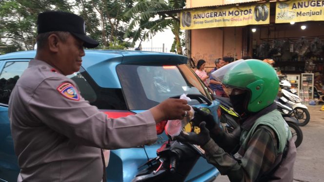 
					Bhabinkamtibmas Bambu Apus Bersama GP Ansor Pamulang Bagikan 300 Takjil untuk Warga