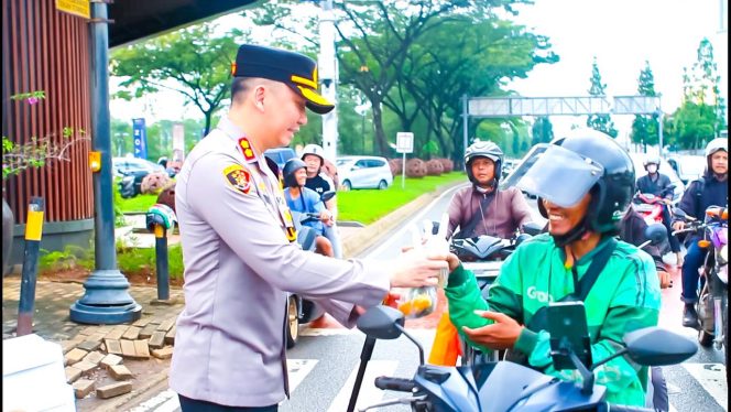 
					Polres Tangerang Selatan Bagikan Takjil Gratis di TL. Epicon, Pagedangan