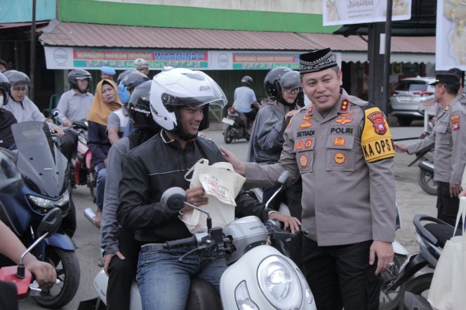 
					Bersama Pejabat Utama Polres, Kapolres Ketapang Bagikan Takjil Menjelang Buka Puasa