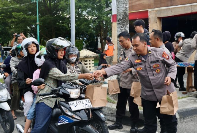 
					Peduli Masyarakat Berpuasa, Polda Kalteng Bagikan Ratusan Takjil Gratis dii Bundaran Besar