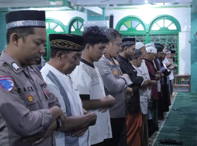 
					Kapolres Ketapang melaksanakan Sholat Isya dan Tarawih berjamaah bersama Warga di Masjid Al Murthada