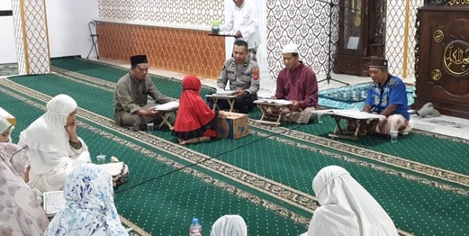
					Dekat dengan Masyarakat, Anggota Polres Ketapang Gelar Tadarus di Bulan Suci Ramadhan