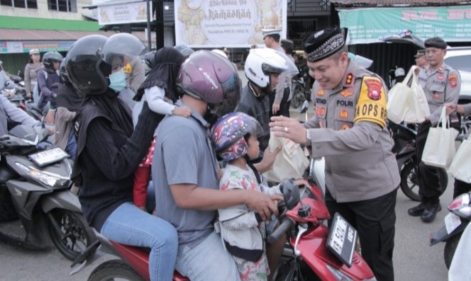 
					Wujud Kebersamaa Di Bulan Ramadhan, Kapolres Ketapang Dan Jajaran Bagikan Takjil Gratis