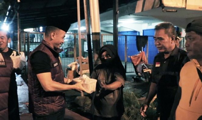 
					Ditreskrimum Polda Kalbar Laksanakan Sahur On The Road