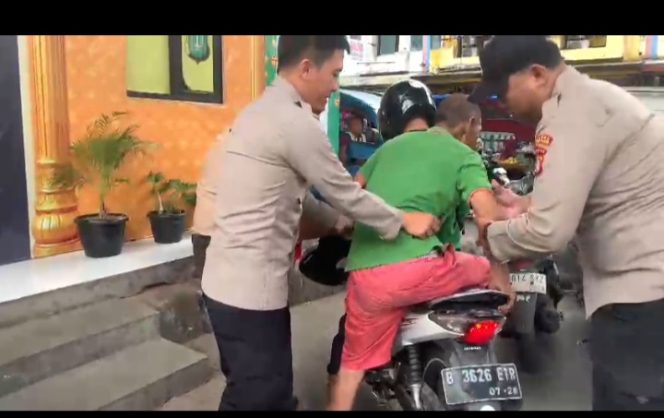 
					Petugas Pos Pam Ciputat Timur Bersama Saka Bhayangkara Bantu Warga Penderita Stroke Kembali ke Rumah