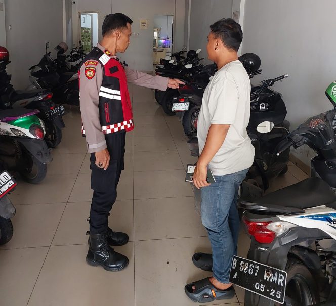 
					Marak Curanmor, IPTU Setiyo Harjo Berikan Tips Parkir Aman Saat Patroli di Ciputat Timur