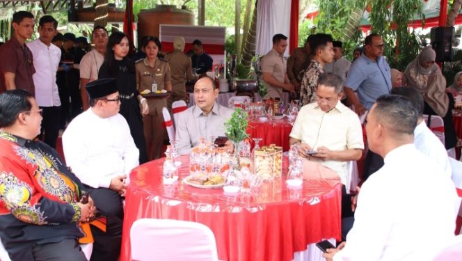 
					Sinergi, Kebersamaan, Dan Harmoni Di Bumi Khatulistiwa, Kapolda Kalbar Bersama Forkopimda Silaturahmi Halal Bihalal Di Kediaman Bupati Kubu Raya